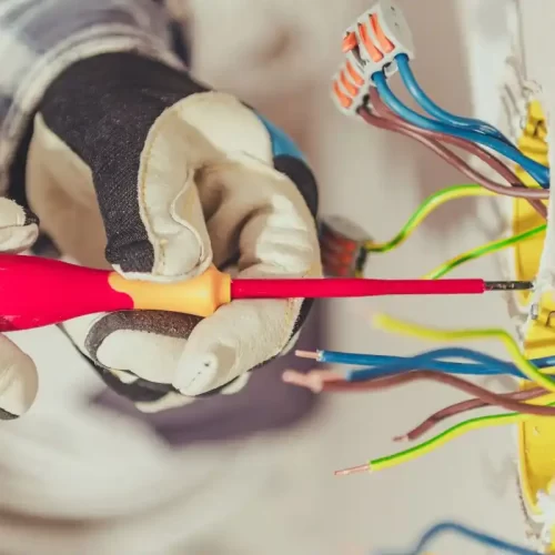 Guida pratica: come scegliere un elettricista per impianti elettrici civili a Napoli